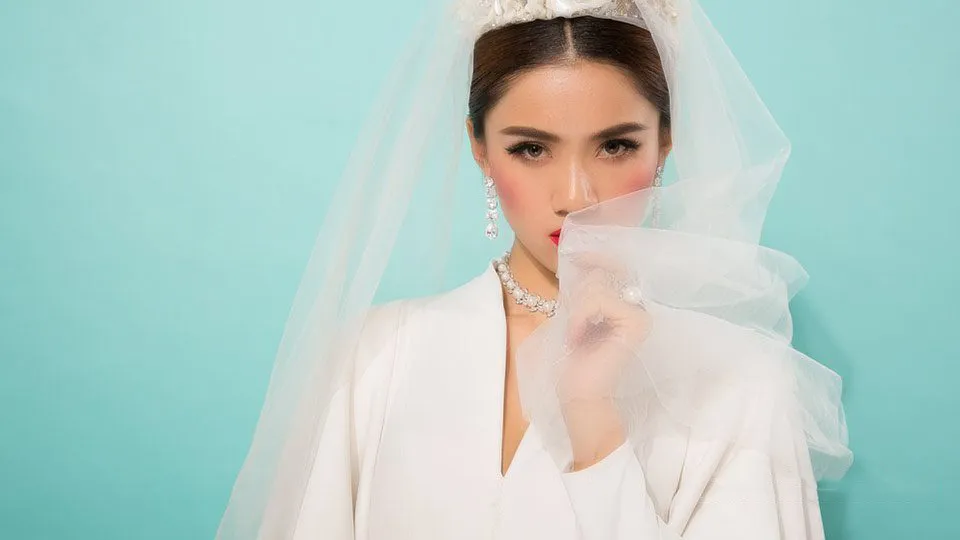 16张美女模特商业杂志封面棚拍人像写真摄影原片RAW原片素材