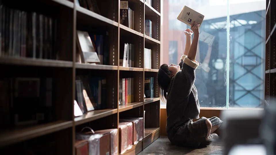 10张国内美女模特书店室内人像写真摄影原片RAW原片素材