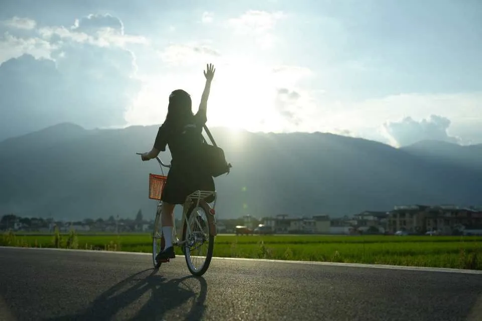 2张女孩大理稻田侧光人像写真摄影练习原片RAW原片素材+xmp调色预设