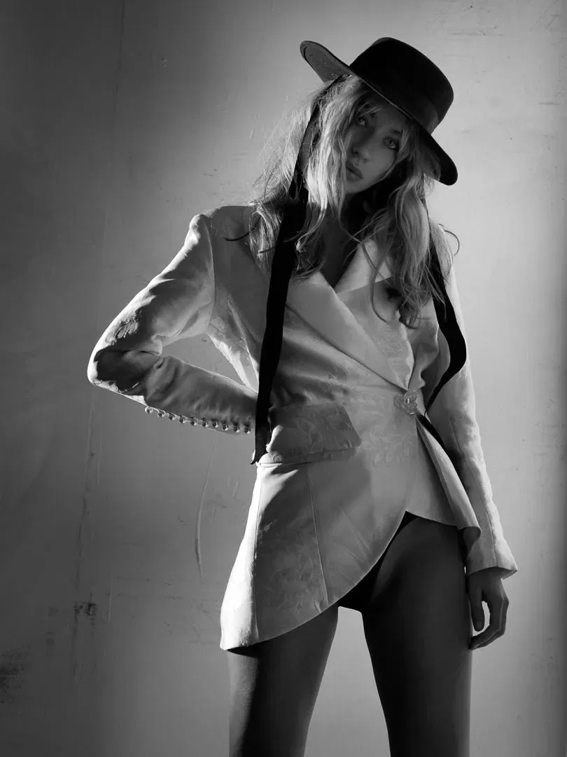 摄影师Peter Coulson与造型师合作棚拍摆姿布光教程-中英字幕