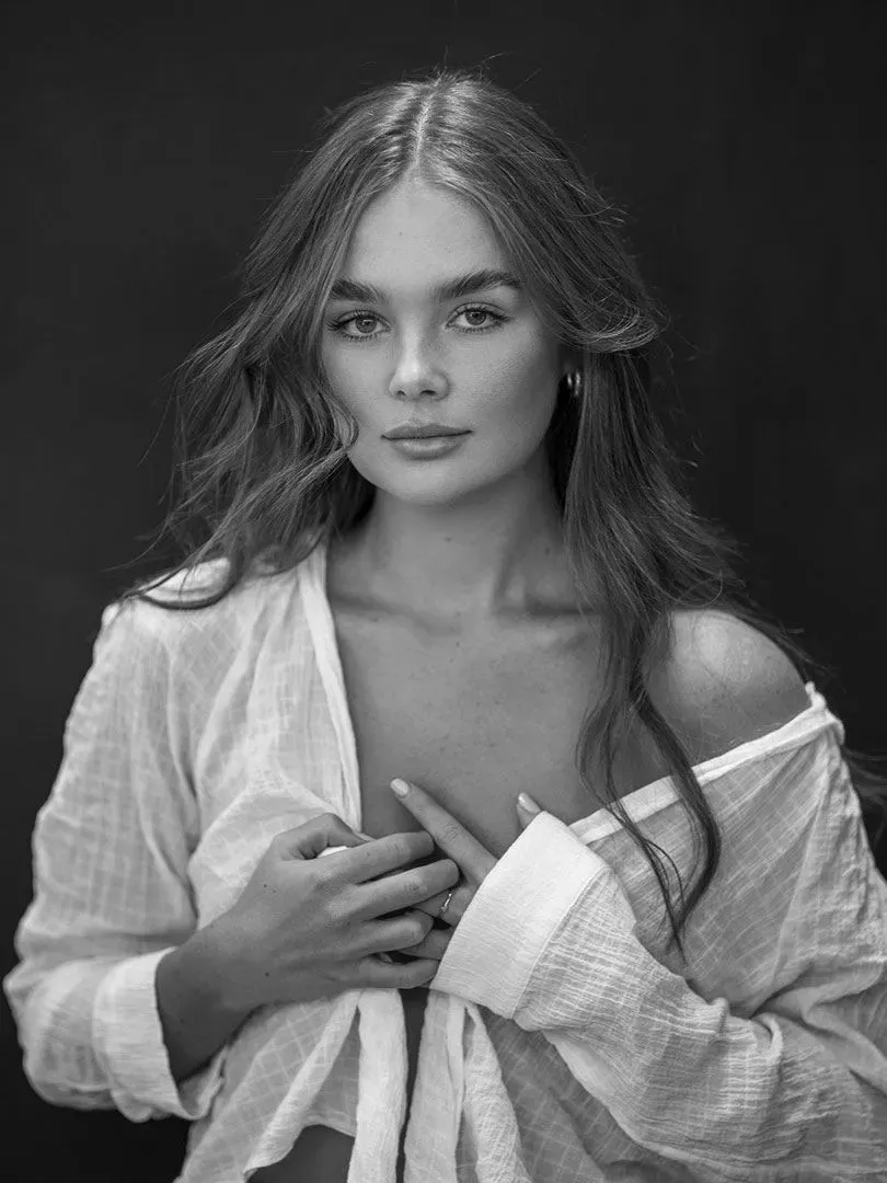 摄影师 Peter Coulson 与模特Layla第一次拍摄私房教程-中英字幕