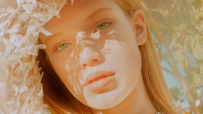 摄影师Aaron Nace掌握加深减淡人像修图视频教程 How to Master Dodging and Burning in Photoshop