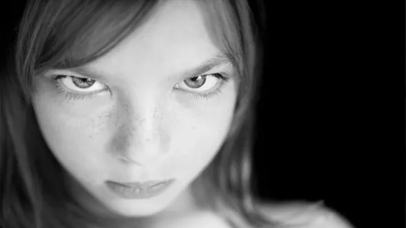 恐怖阴森黑白效果人像摄影后期修饰处理视频教程